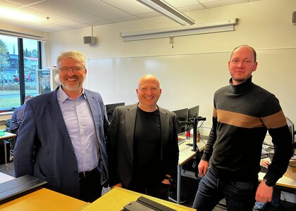 Lærere fra Weissenburg - Wolfgang og Robert i samtale med Daniel sammen med Vg2 informasjonsteknologi - Klikk for stort bilde